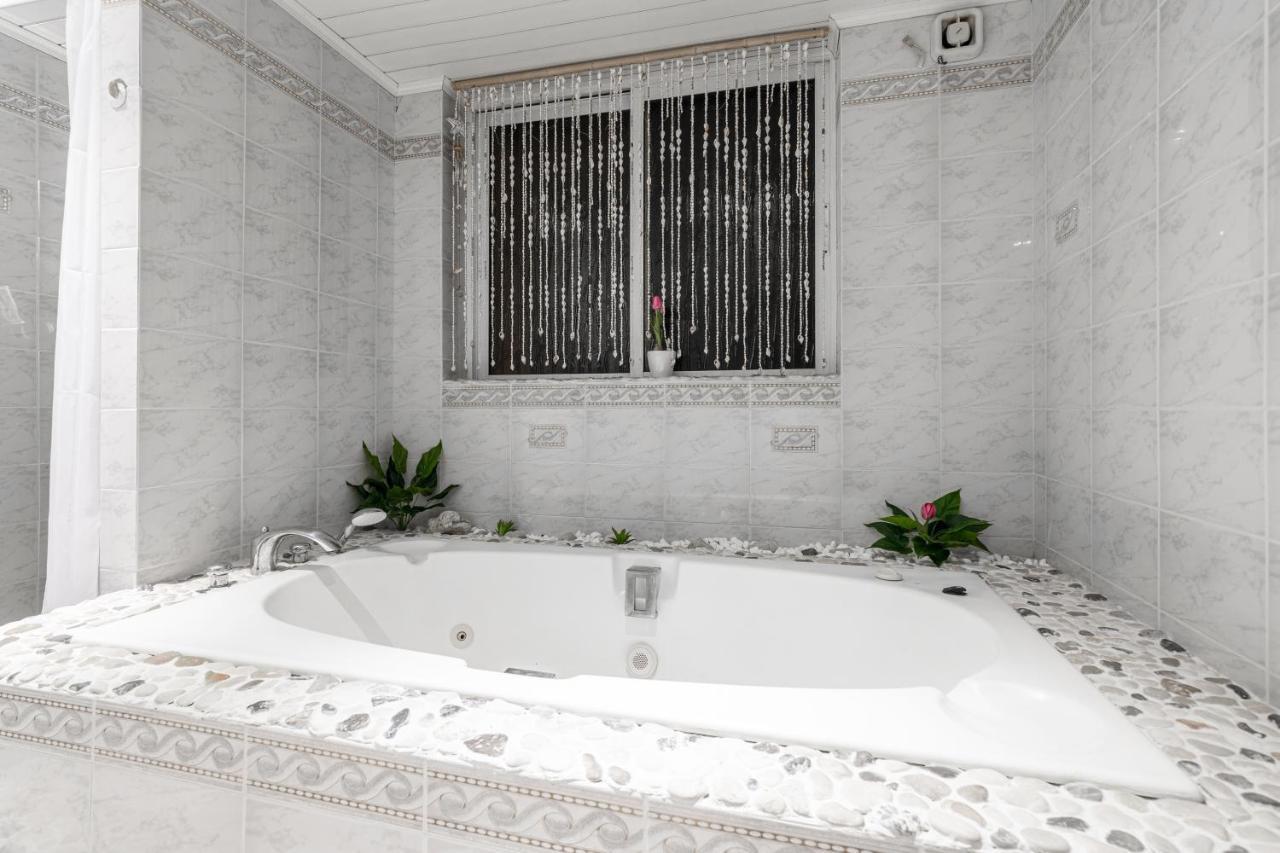 Galadriel Villa With Private Pool & Jacuzzi Κάτω Γερακάρι Εξωτερικό φωτογραφία