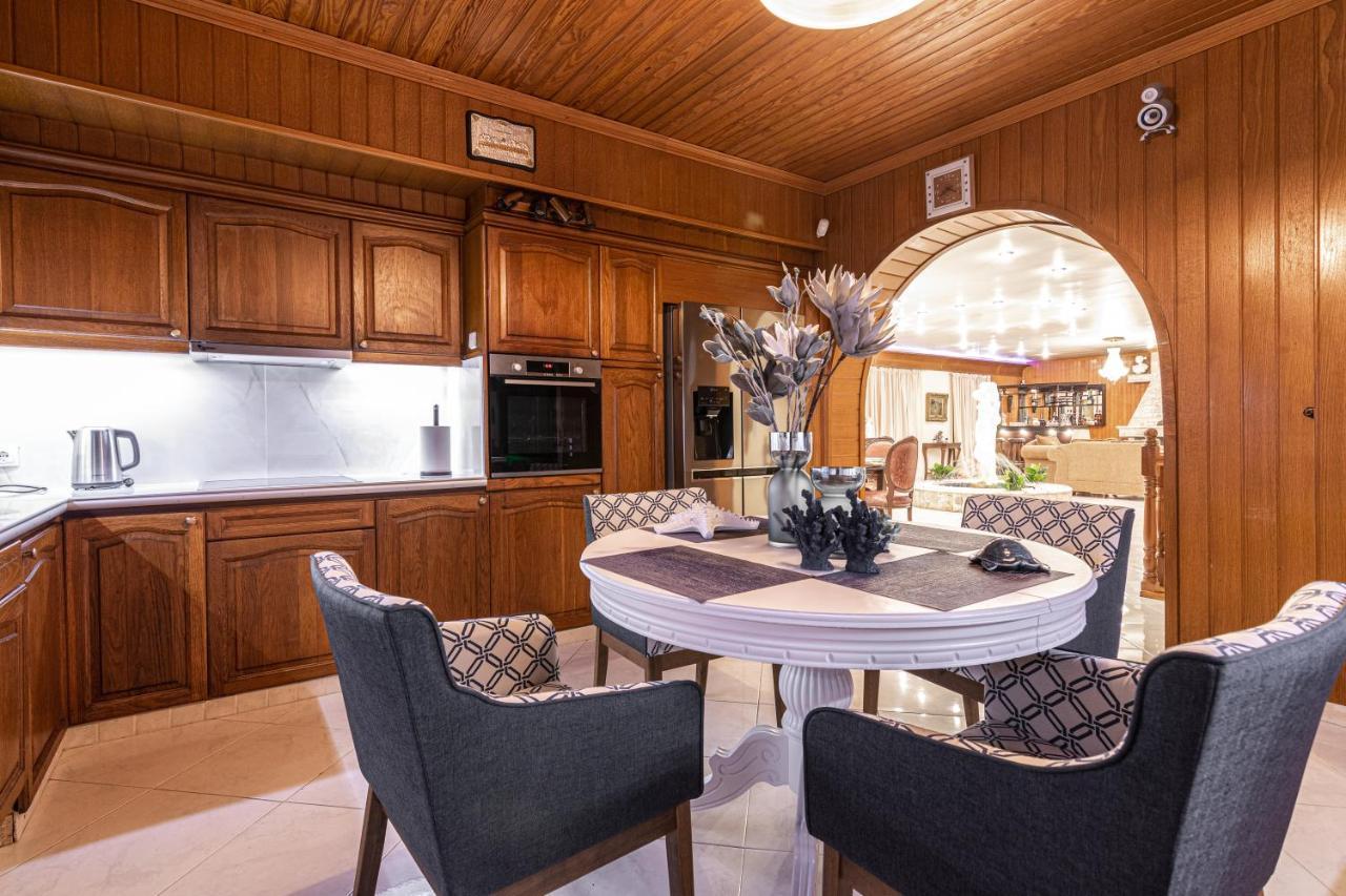 Galadriel Villa With Private Pool & Jacuzzi Κάτω Γερακάρι Εξωτερικό φωτογραφία