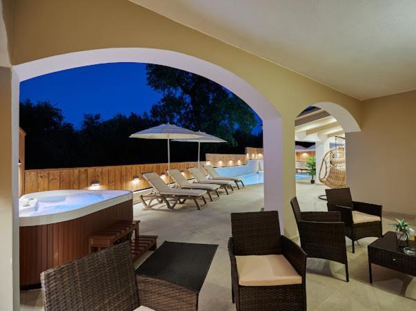 Galadriel Villa With Private Pool & Jacuzzi Κάτω Γερακάρι Εξωτερικό φωτογραφία