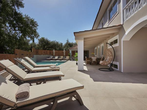 Galadriel Villa With Private Pool & Jacuzzi Κάτω Γερακάρι Εξωτερικό φωτογραφία